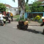 Pemeliharaan Jalan oleh Dinas PUPR Kabupaten Tulungagung di Ruas Jalan Desa Kedungwaru.