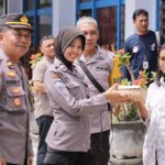 Polres Nganjuk Bagikan Nasi Kotak untuk Warga yang Telah Gunakan Hak Pilihnya.