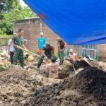 Peduli Kesehatan Warga Binaan,Babinsa Kerja Bakti Bangun Rumah.