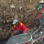 Antisipasi Longsor, Babinsa Desa Gayam Bersama Warga Bangun Tanggul Penahan Jalan