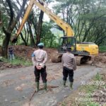 Polsek Pagerwojo Terus Pantau Pembersihan Material Longsor Yang Menutup Jalur ke Ranu Gumbolo.