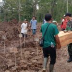 Gotong Royong Pemindahan Makam Warga Desa Sumurup ke TPU Baru di Desa Ngares