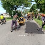 Dinas PUPR Tulungagung Melalui UPT PJJ Campurdarat Gencarkan Pemeliharaan Jalan di Ruas Jalan Campurdarat – Sodo Guna Kelancaran Akses