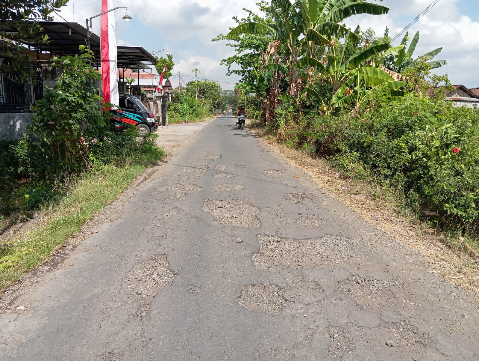 Kondisi jalan desa yang rusak parah