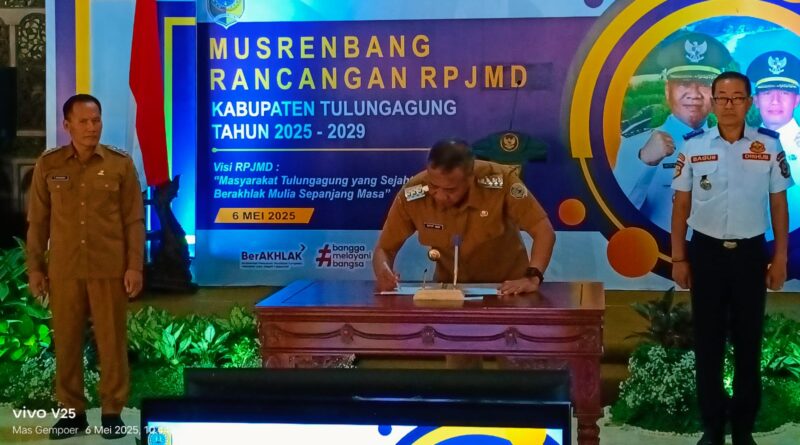 Penanda tanganan oleh Bupati Tulungagung