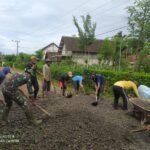 Tingkatkan Kualitas Infrastruktur Desa Serda Heru Bersama Warga Gotong Royong Pengurukan Jalan