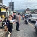 Polsek Tulakan Melakukan Beberapa Langkah Untuk Menghindari Kemacetan dan Antisipasi Tindak Pidana di Pasar Tulakan   