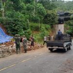 Hujan Deras Picu Longsor di Dongko Trenggalek, Babinsa Gerak Cepat Pasang Tanda Bahaya