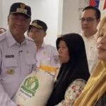 Bupati Tulungagung Gatut Sunu Tinjau Penyaluran Bantuan Pangan untuk 149 Ribu Lebih KPM